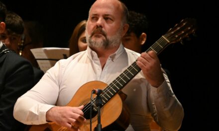 El catedrático de guitarra Antonio Clavel imparte en Jumilla un curso para estudiantes