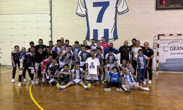 Fumata blanquiazul en el Carlos García:El CFS Jumilla jugará la final por el ascenso