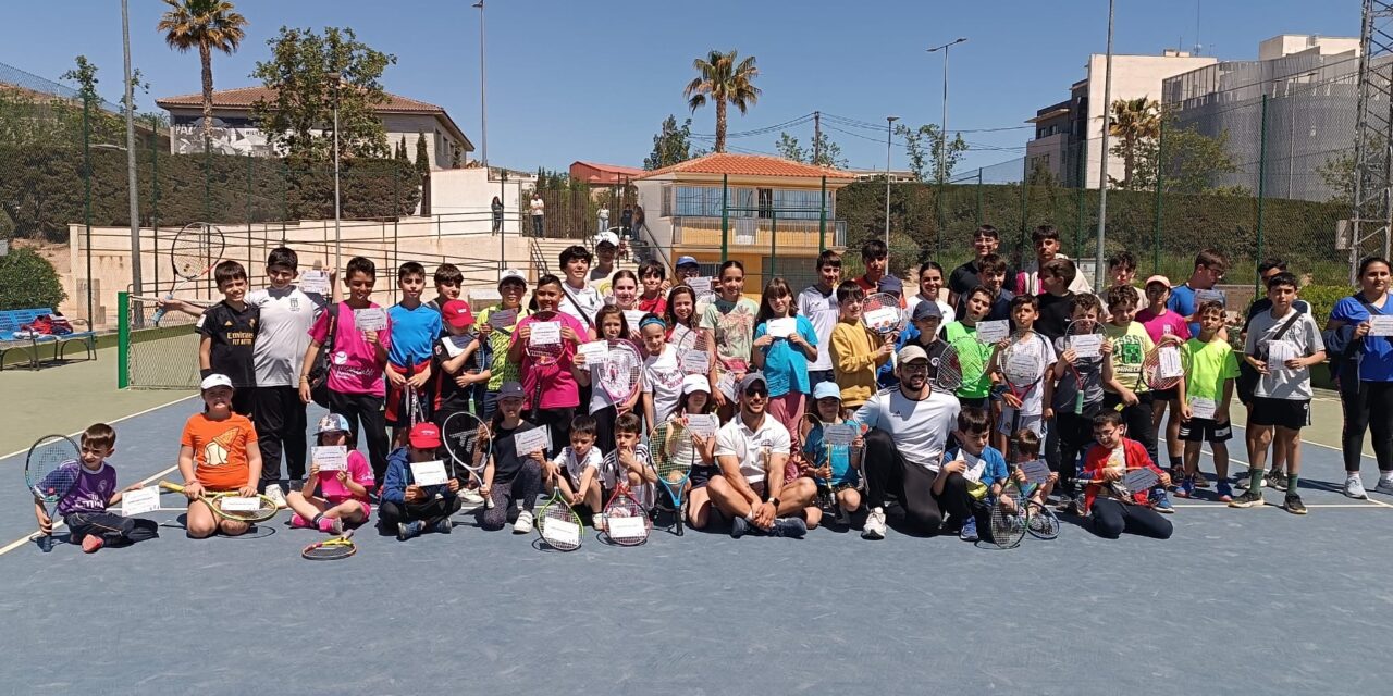 El Campus de Tenis ha reunido a 60 inscritos en cada jornada