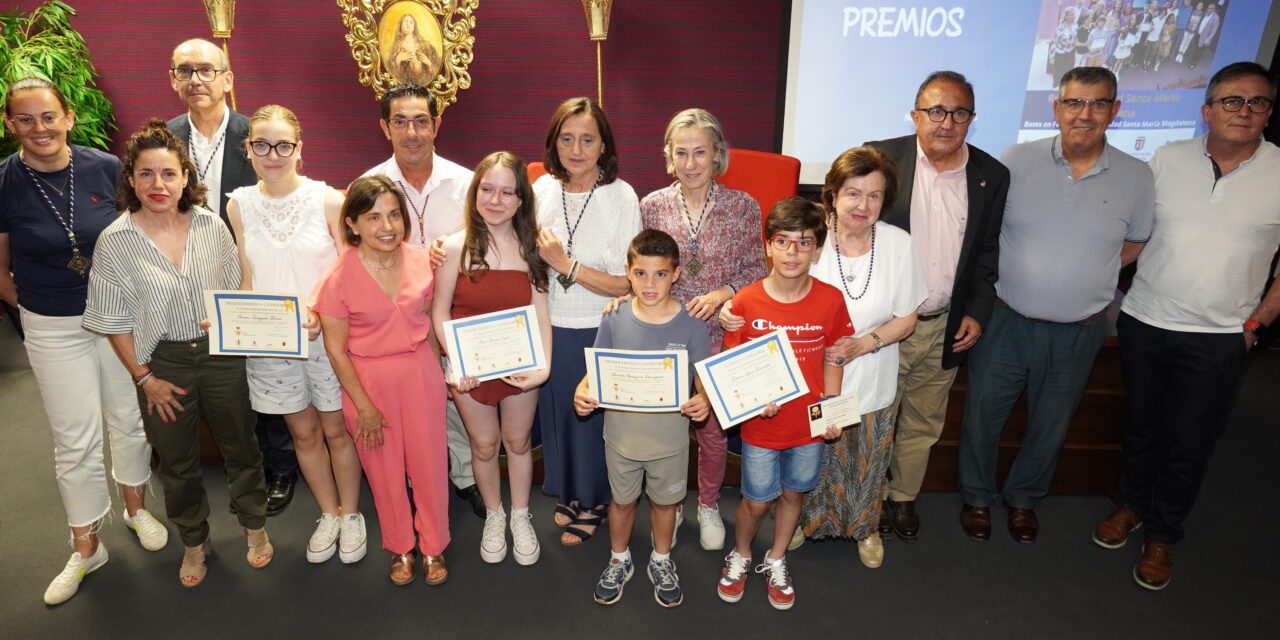 La Hermandad Santa María Magdalena entrega cuatro premios a los mejores relatos cortos sobre la Semana Santa
