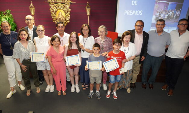La Hermandad Santa María Magdalena entrega cuatro premios a los mejores relatos cortos sobre la Semana Santa