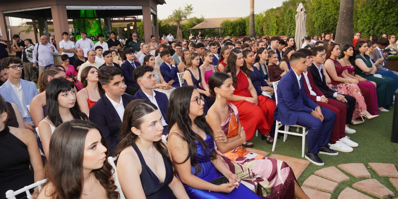 El IES Arzobispo Lozano entrega las orlas a sus estudiantes de 4º ESO, FP Básica y a los tres bachilleres. (Galería de fotos)