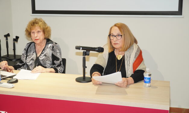 La reconocida artista jumillana Dolores Balsalobre aseguró, en una conferencia, que “todo es posible”