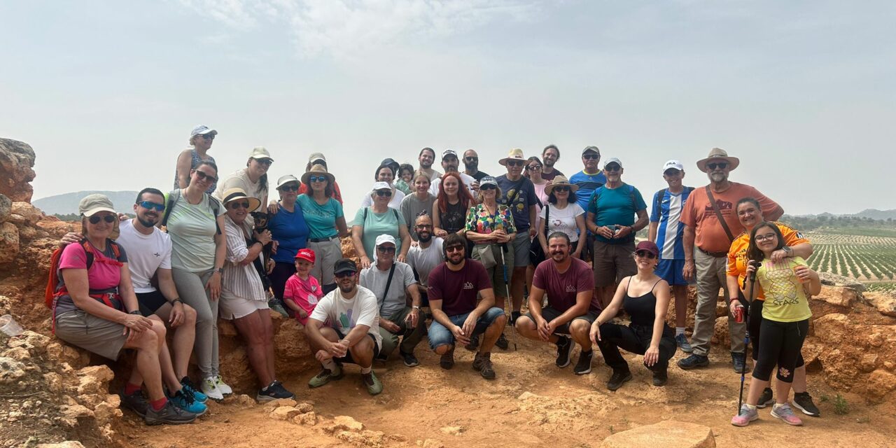 Medio centenar de personas han participado en la visita, maridada con vinos DOP, al cerro del Tío Pimentón