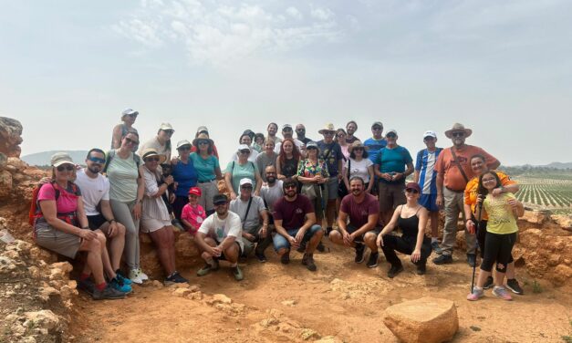 Medio centenar de personas han participado en la visita, maridada con vinos DOP, al cerro del Tío Pimentón