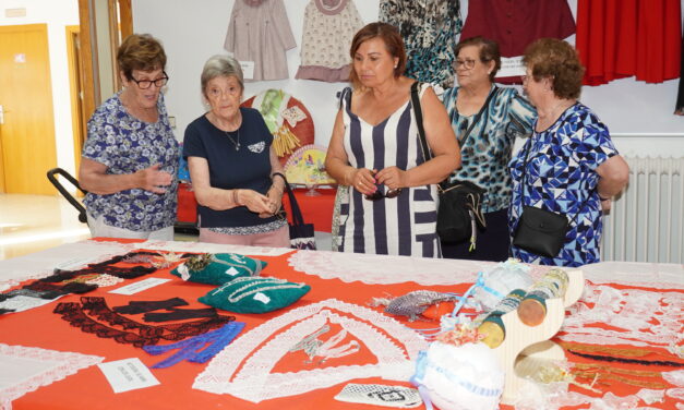 El Centro de Personas Mayores expone dos centenares de piezas artesanales de sus usuarios