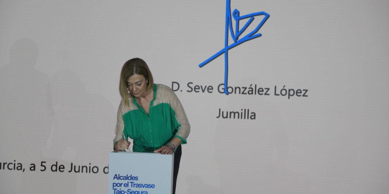 La alcaldesa firma un manifiesto en defensa del trasvase Tajo-Segura