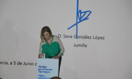 La alcaldesa firma un manifiesto en defensa del trasvase Tajo-Segura