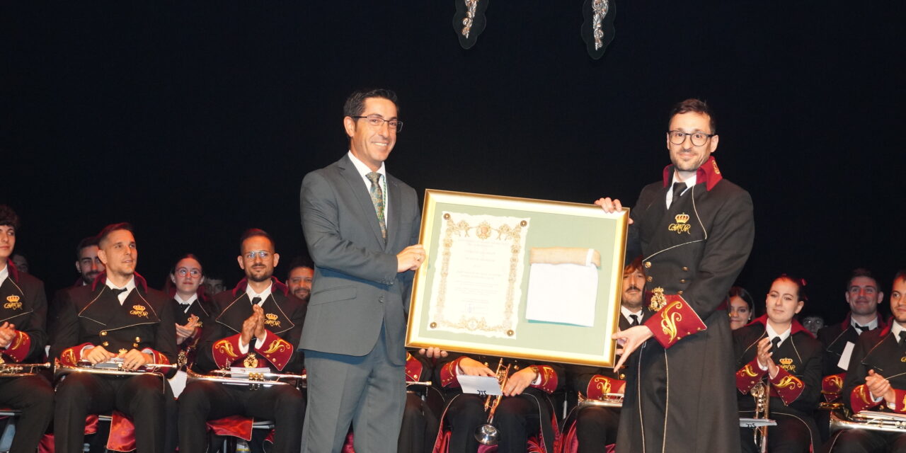 La Banda de CC. y TT. Nuestro Padre Jesús del Amor recibe el Costal de Honor de La Redención
