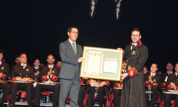 La Banda de CC. y TT. Nuestro Padre Jesús del Amor recibe el Costal de Honor de La Redención