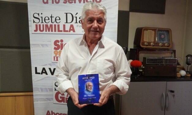 Alfonso Ortega Tomás tiene en la calle su primera novela ‘Astor ante la luz de Fredo’