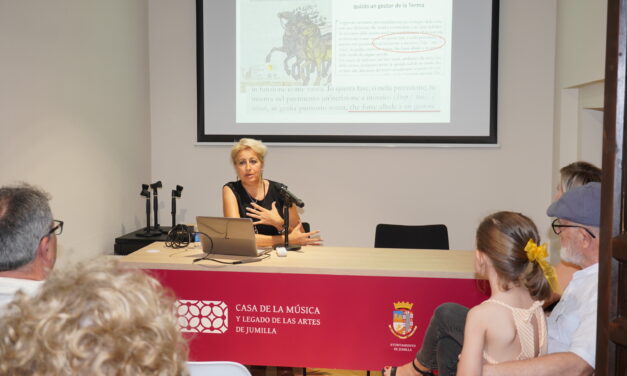 Lourdes Girón descubre la figura de Treptona Bibas en su primer libro