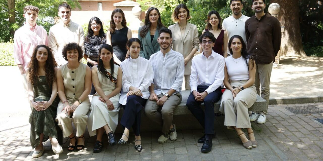 La Reina Letizia se interesa por el trabajo del investigador  Iván Alarcón en su visita a la Residencia de Estudiantes