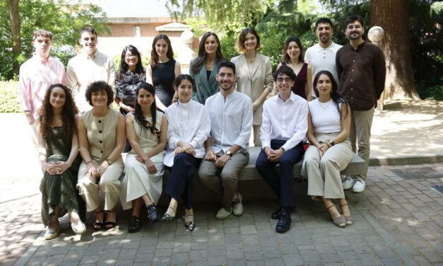 La Reina Letizia se interesa por el trabajo del investigador  Iván Alarcón en su visita a la Residencia de Estudiantes