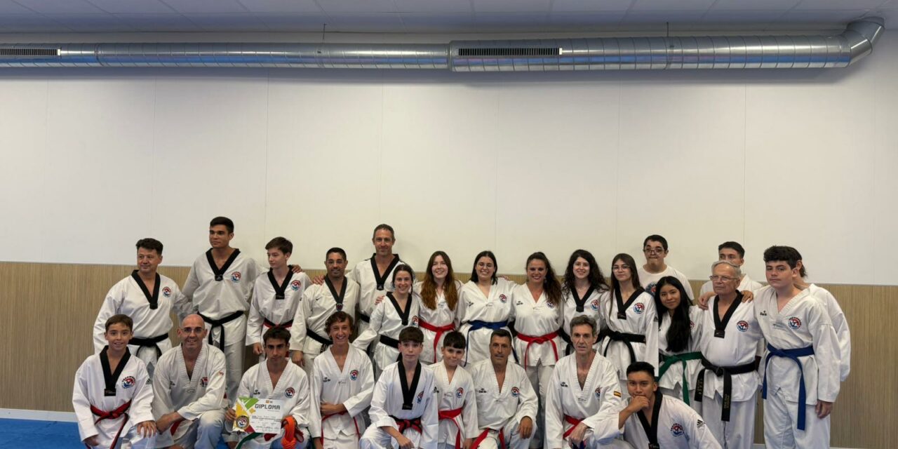 Un centenar de taekwondistas reciben el premio a su trabajo