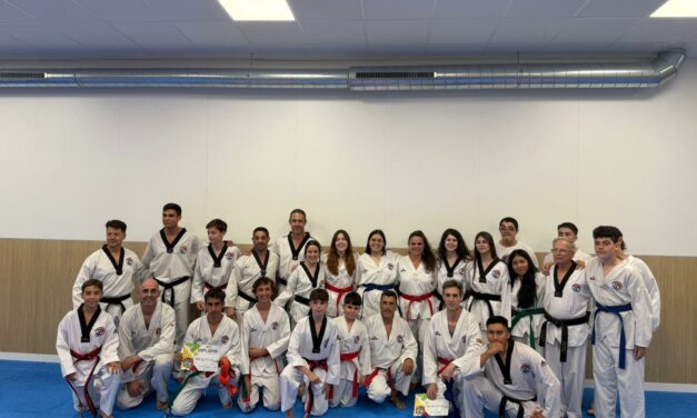 Un centenar de taekwondistas reciben el premio a su trabajo