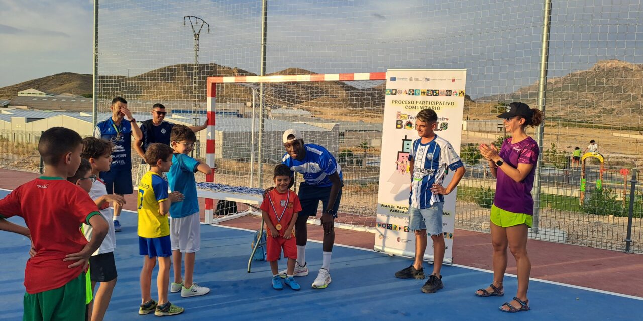 El Barrio de Santiago cuenta con una nueva pista deportiva, inaugurada con un torneo de fútbol