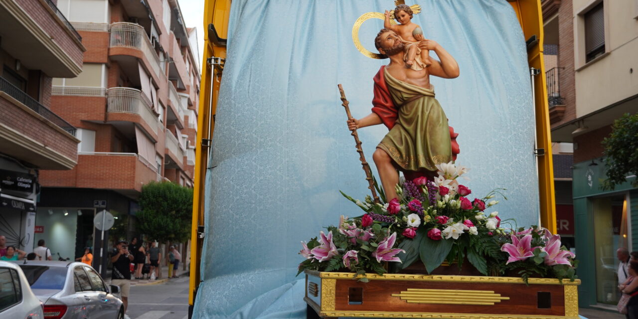 San Cristóbal desfila repartiendo alegría y diversión