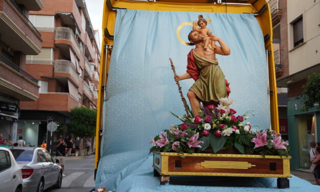 San Cristóbal desfila repartiendo alegría y diversión
