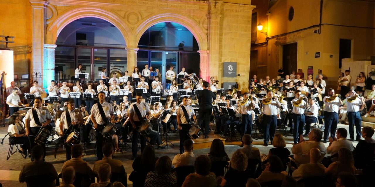 Apoteósico final del Festival de Bandas de la Asociación Musical Julián Santos