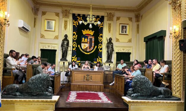 PP y Vox aprueban prohibir el ceder espacios públicos para actividades “ajenas a la identidad como pueblo”