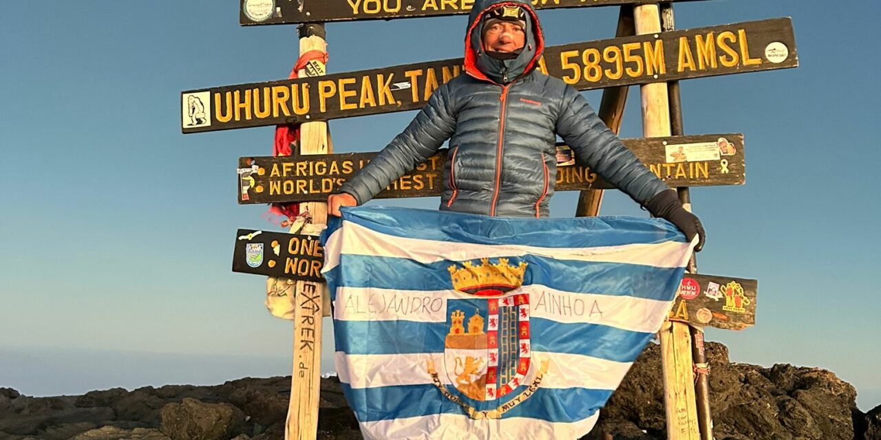 Antonio Toral lleva la bandera de Jumilla hasta la cumbre del Kilimanjaro