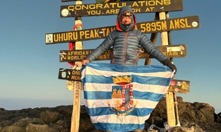 Antonio Toral lleva la bandera de Jumilla hasta la cumbre del Kilimanjaro