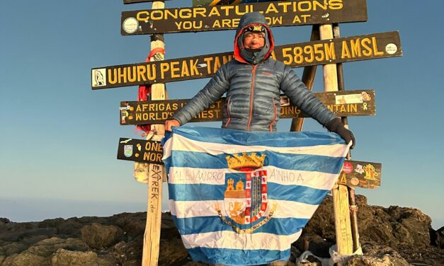 Antonio Toral lleva la bandera de Jumilla hasta la cumbre del Kilimanjaro