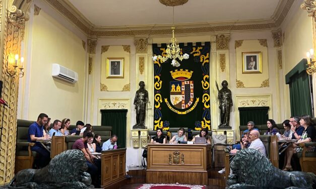 Suspendido el pleno tras una protesta por la falta de apoyo institucional al Día del Orgullo LGTBIQ+