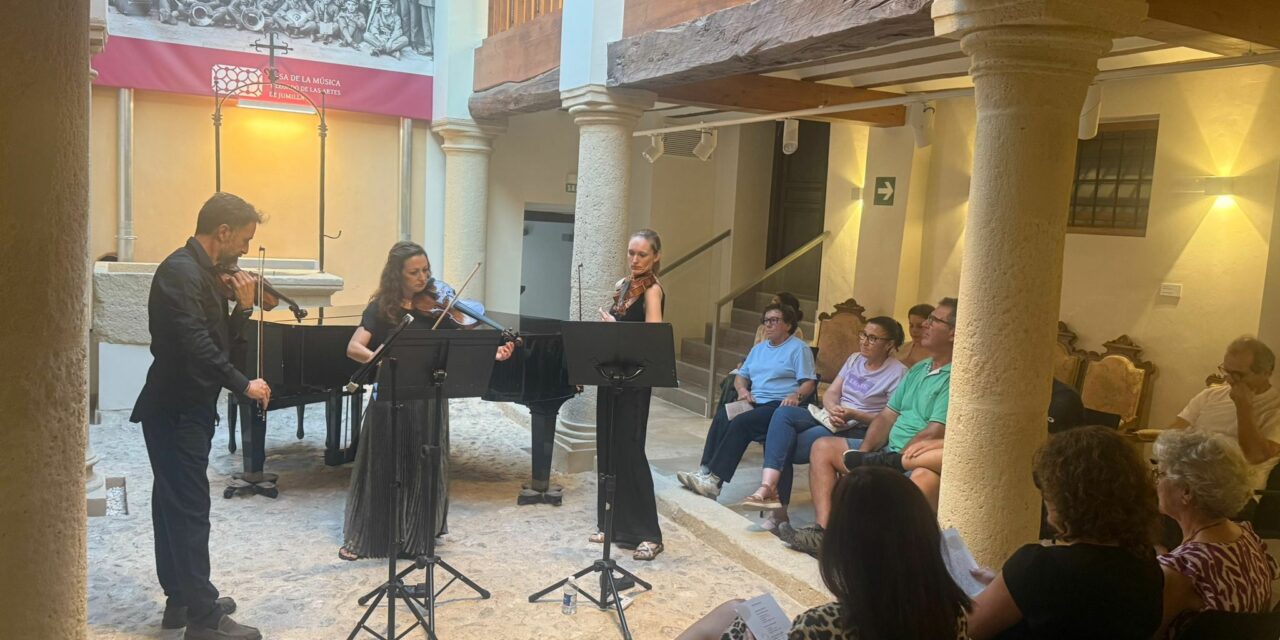 Desislava Cvetkova, Paloma Pierzchala y Darling Dyle, exhiben  ‘Diálogos violinísticos’ en la Casa de la Música