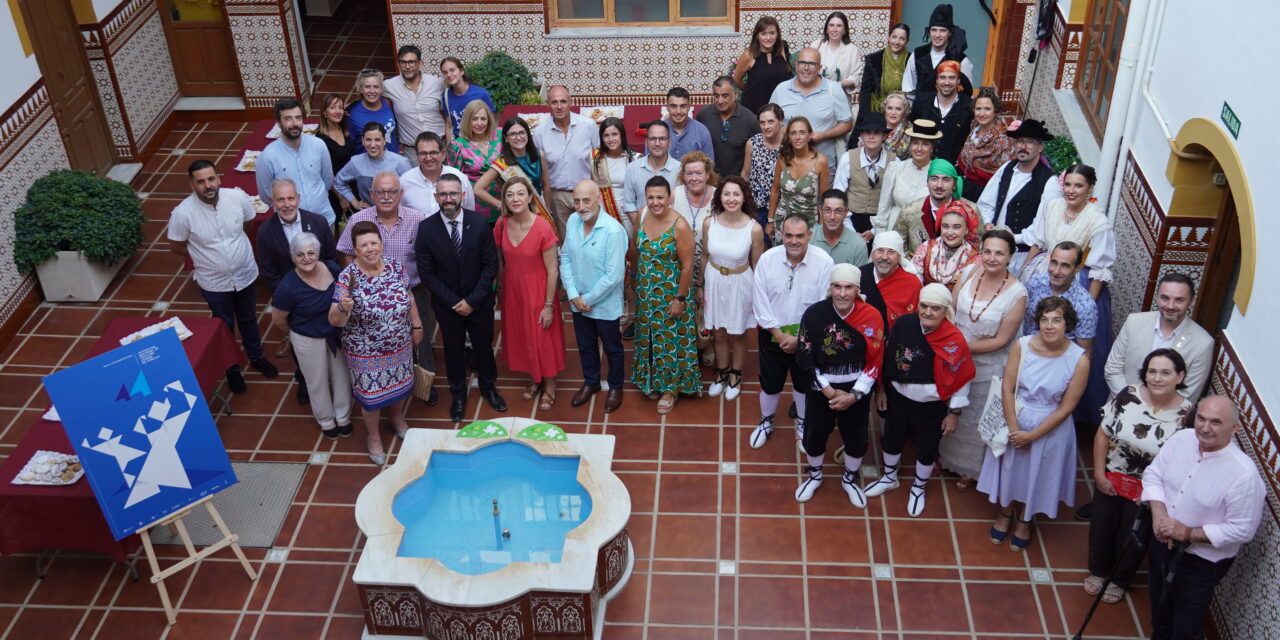 El Ayuntamiento recibe a los grupos participantes en el Festival de Folklore
