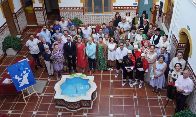 El Ayuntamiento recibe a los grupos participantes en el Festival de Folklore