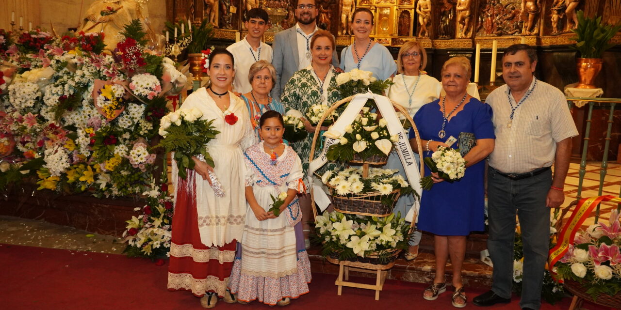 La Patrona se rodea de flores y aguarda ya las fiestas en su honor.   *Galería de fotos