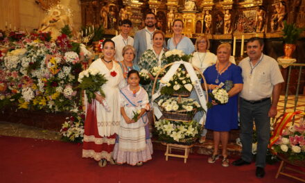 La Patrona se rodea de flores y aguarda ya las fiestas en su honor.   *Galería de fotos