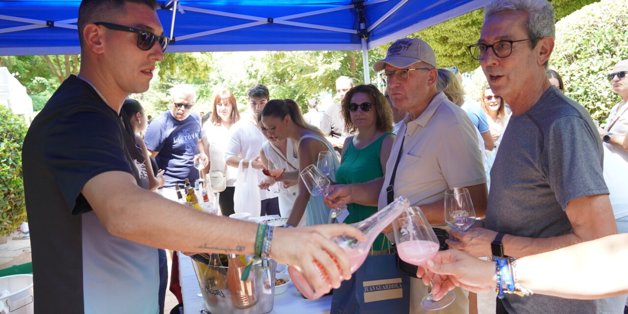 Siete bodegas sirven sus “vinos estrella” en la Mini Feria de la Federación y Asevin. Galería de fotos