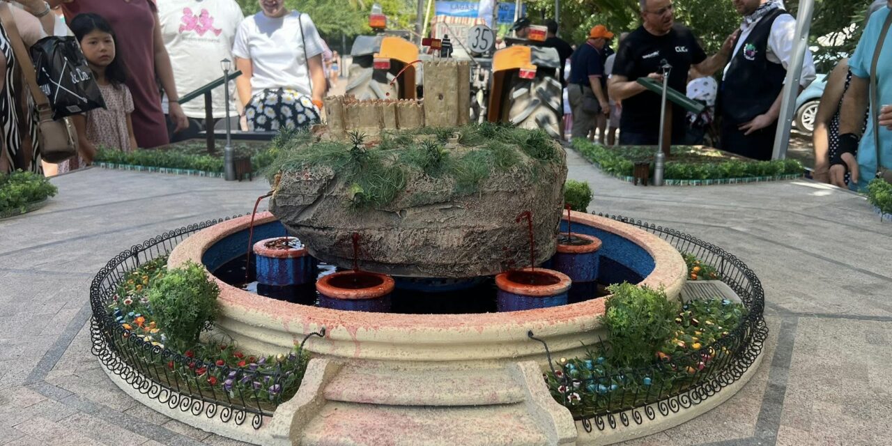 Las peñas exponen sus mejores carrozas en el Paseo antes de que comience la Tradicional