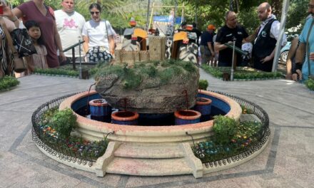 Las peñas exponen sus mejores carrozas en el Paseo antes de que comience la Tradicional