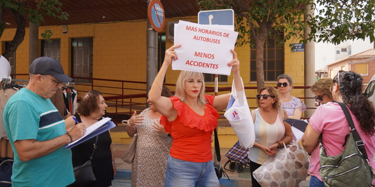 Los vecinos de Jumilla recogen firmas reclamando otro autobús desde Yecla