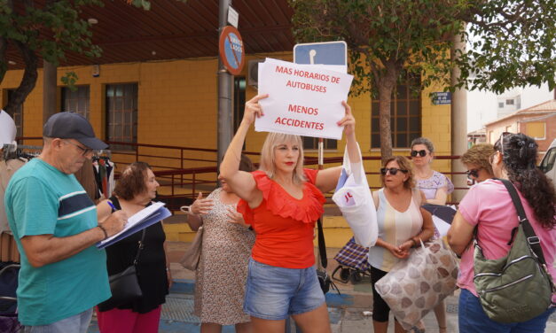 Los vecinos de Jumilla recogen firmas reclamando otro autobús desde Yecla