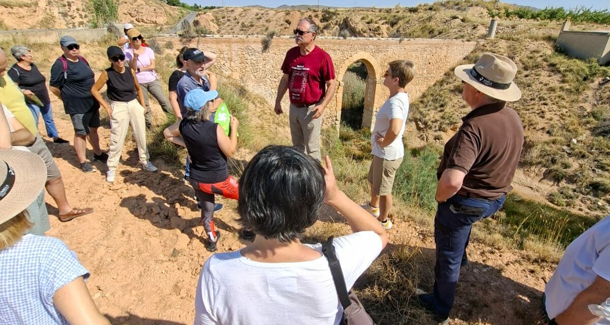 Emiliano Hernández guía una visita ‘licinciando’ en el agua de la Villa