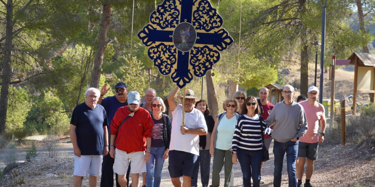 Los hermanos de Santa María Magdalena rinden honores a San Miguel