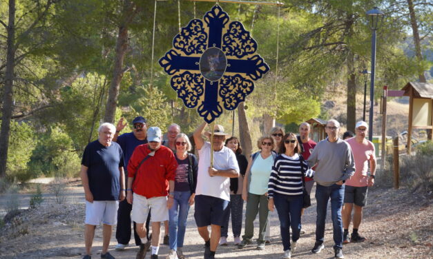 Los hermanos de Santa María Magdalena rinden honores a San Miguel