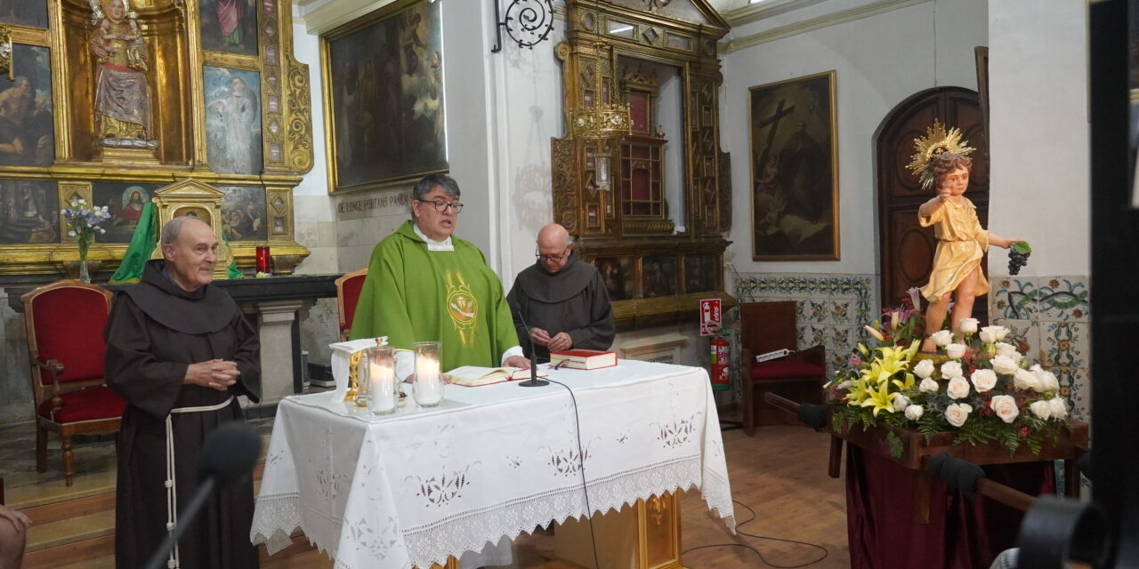 El Niño de las Uvas vuelve a Santa Ana arropado por 250 peñeros