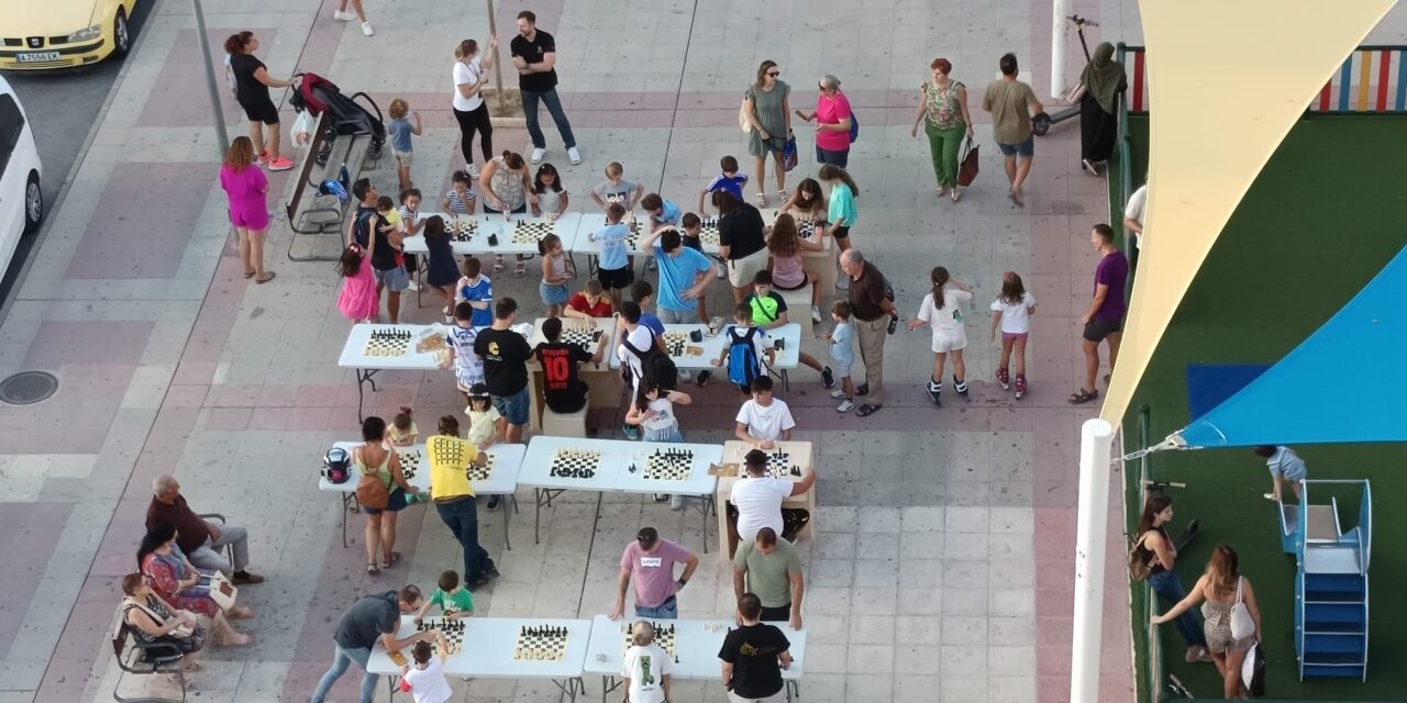 La Escuela de Ajedrez del Coimbra saca los tableros a la calle y reúne a más de un centenar de jugadores