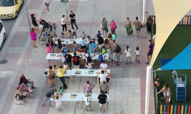 La Escuela de Ajedrez del Coimbra saca los tableros a la calle y reúne a más de un centenar de jugadores