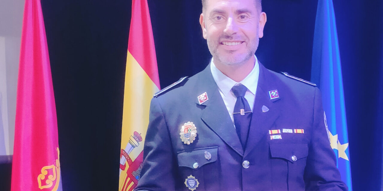 Pascual David Muñoz recibe la Encomienda de Caballero de Santiago de la Guardia Civil