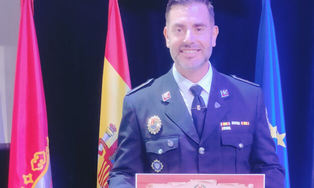 Pascual David Muñoz recibe la Encomienda de Caballero de Santiago de la Guardia Civil