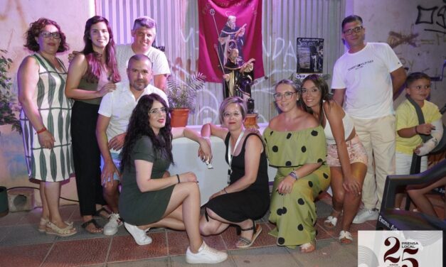 La nueva directiva de la Asociación de Vecinos San Antón arranca con una fiesta en el barrio de fin del verano