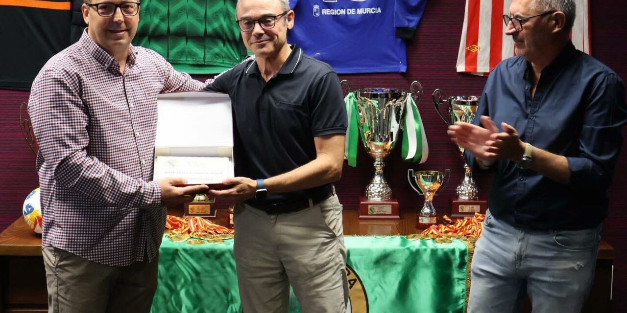 El portero Pedro Mateo recibe con gran emoción el XXV Premio Parra