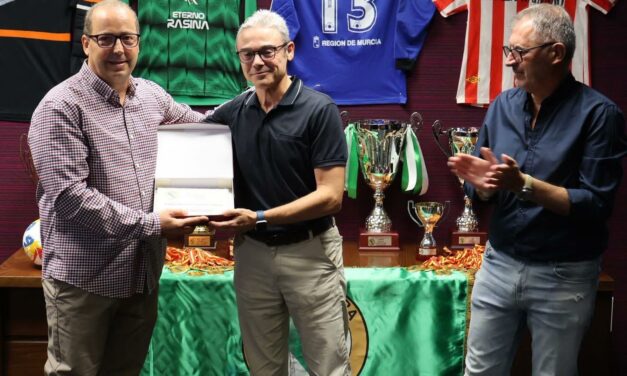 El portero Pedro Mateo recibe con gran emoción el XXV Premio Parra